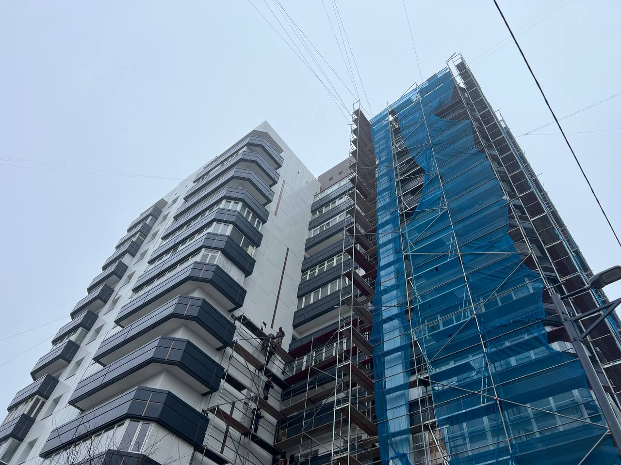 Снимаем вторую часть лесов с дома на Литовском валу, 23