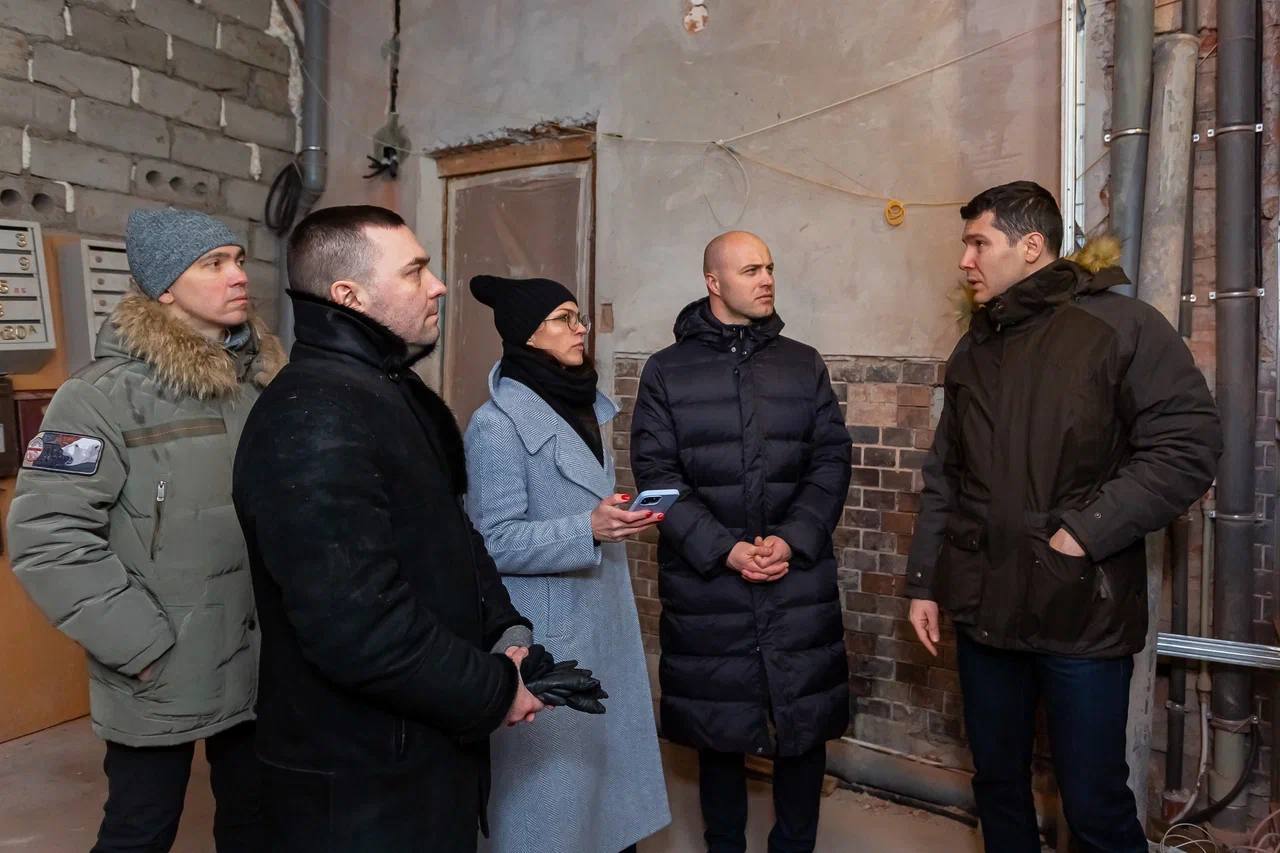 Глава региона Антон Алиханов и руководитель регионального Минстроя Сергей Черномаз посетили дома, где проходят работы по капремонту 