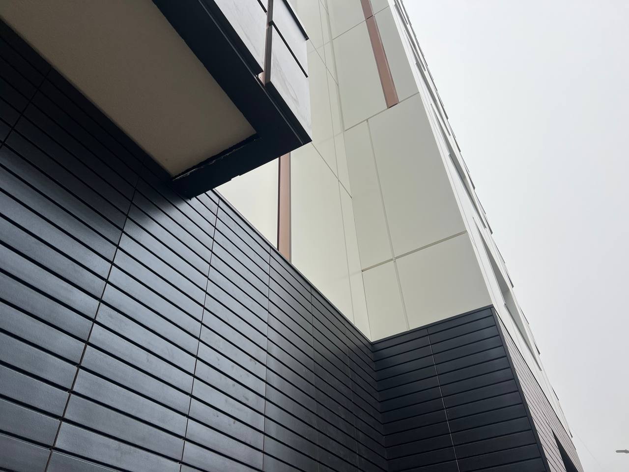 Снимаем вторую часть лесов с дома на Литовском валу, 23