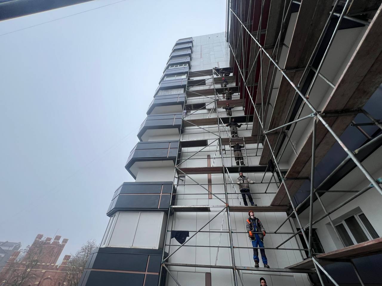 Снимаем вторую часть лесов с дома на Литовском валу, 23