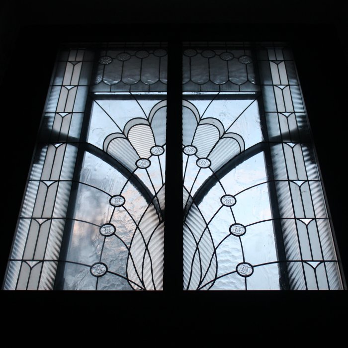 В доме с Атлантом появился витраж