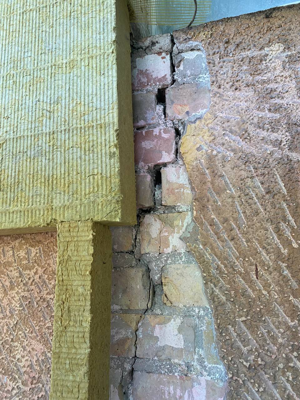 Трещины в несущей стене на доме в центре Калининграда