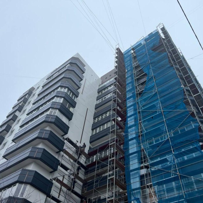 Снимаем вторую часть лесов с дома на Литовском валу, 23