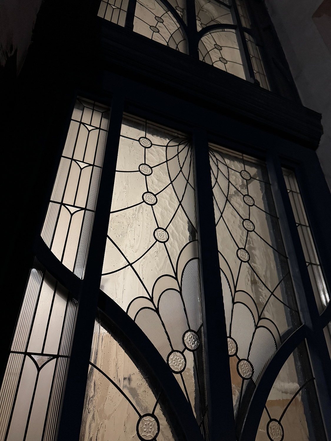 В доме с Атлантом появился витраж