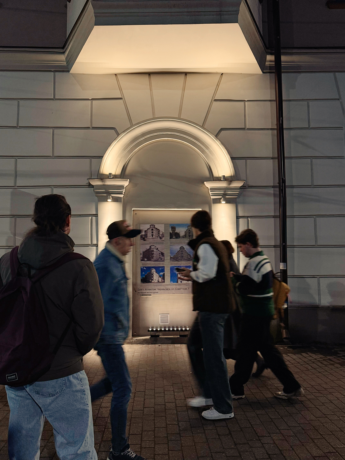 В арке на Мира, 23-27 появилась сменная экспозиция