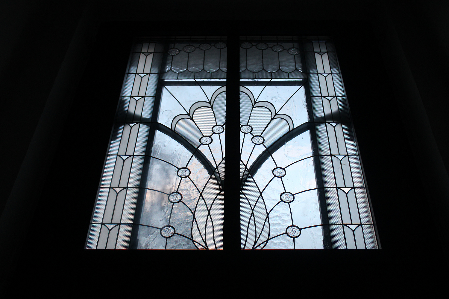 В доме с Атлантом появился витраж