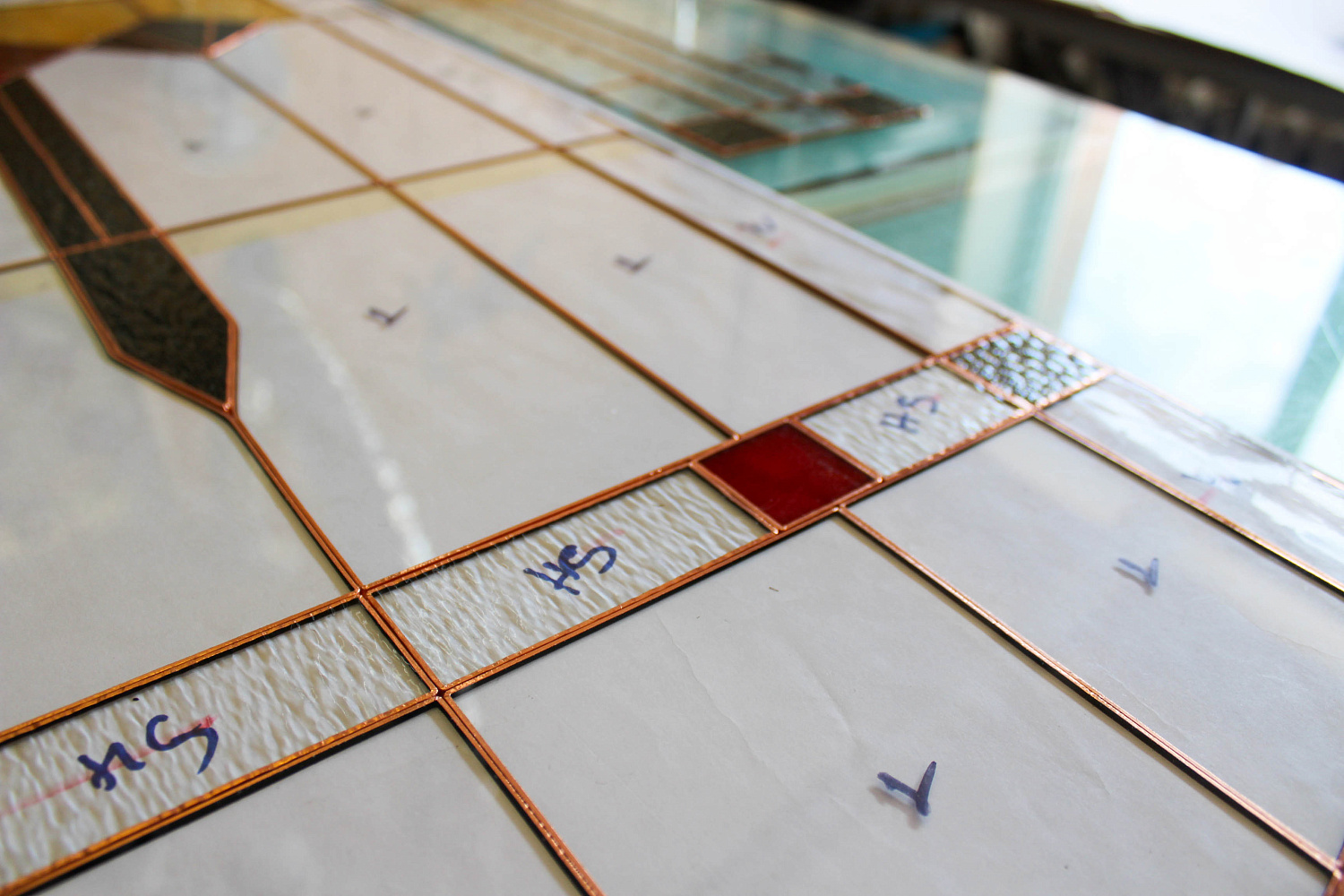 Работаем над витражом для Советска