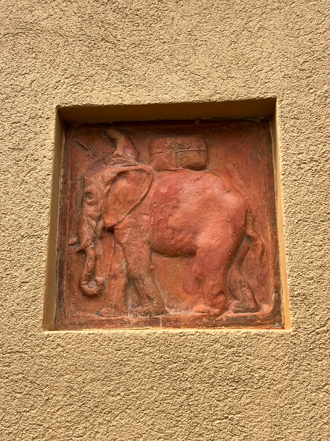 Возвращение символов на фасад исторического дома