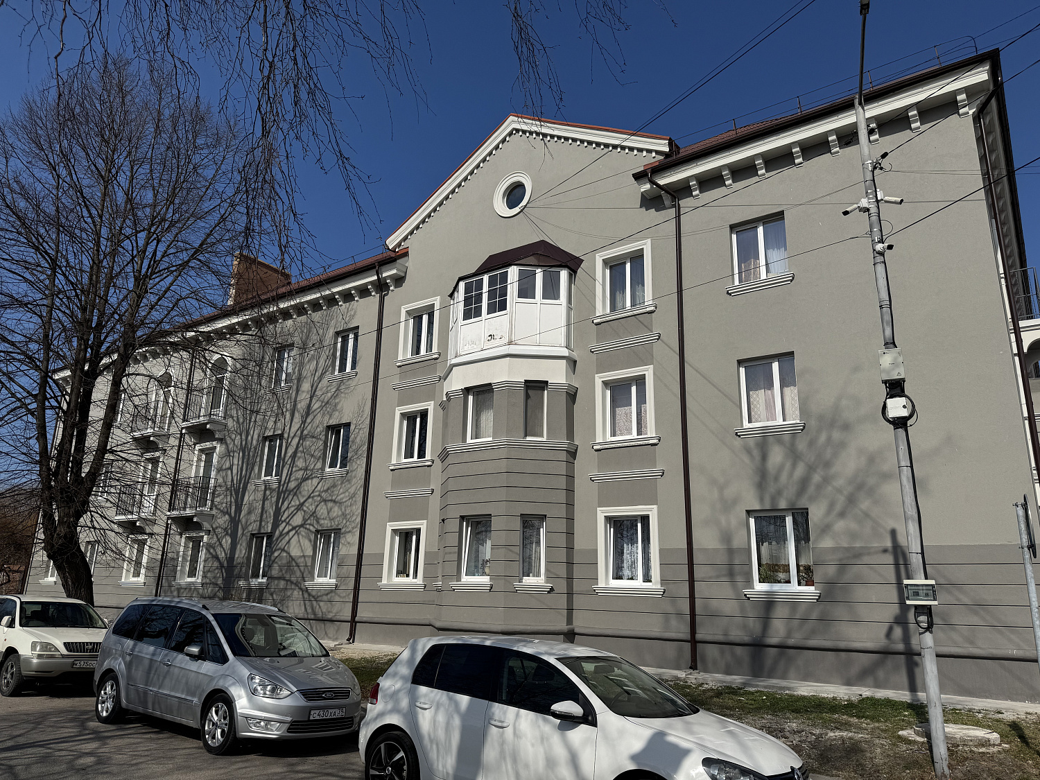 Завершили ремонт фасада дома рядом с самым западным маяком России